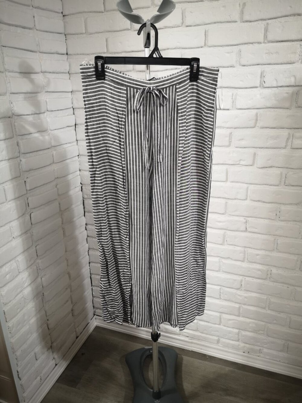 Picadilly Canada Ladies Size 14 Grey & White Striped Wide Leg Pants